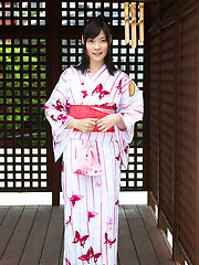 Airi Sakuragi Asian raises geisha outfit to show her sexy legs
