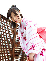Airi Sakuragi Asian raises geisha outfit to show her sexy legs